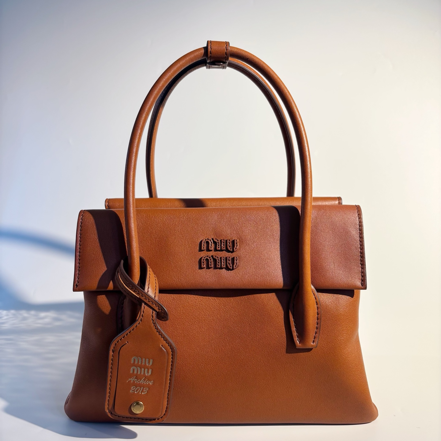 [작은미우] 미우미우 솔리테르 광택 가죽 백 25*12*29