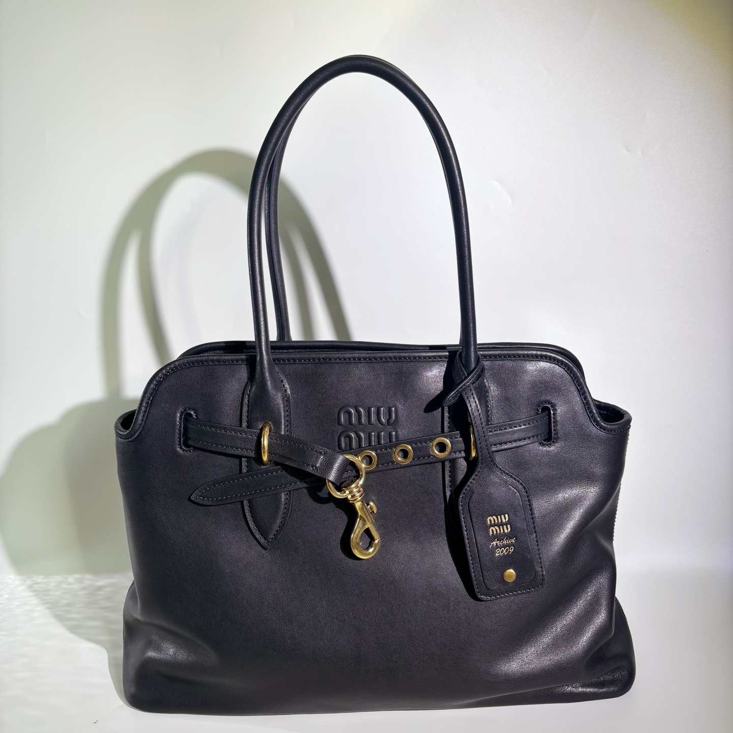 [작은미우] 미우미우 미디엄 레더 토트백  31*40*13