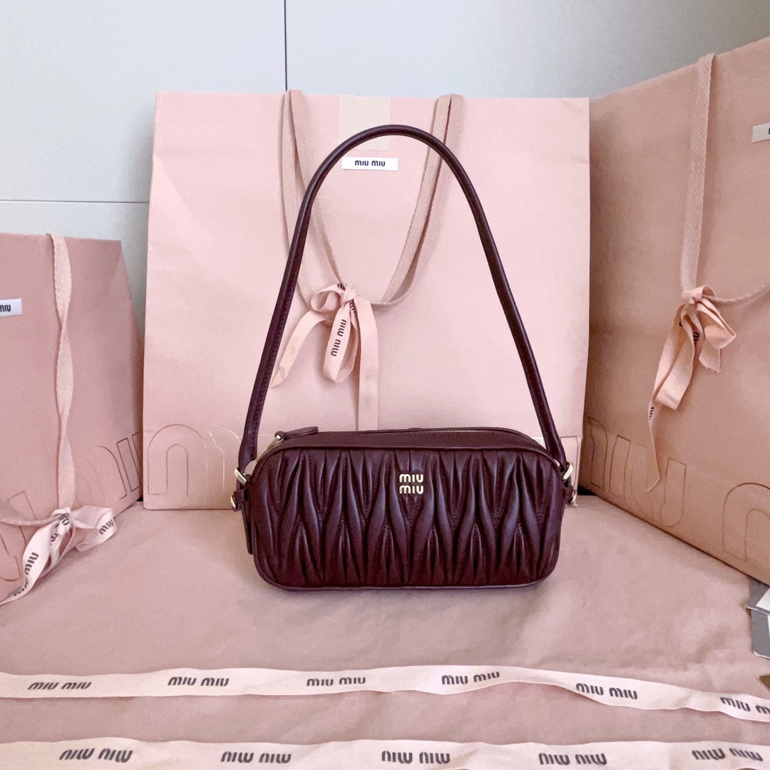 [작은미우] 미우미우 마타라쎄 나파 레더 숄더백 20*10*4