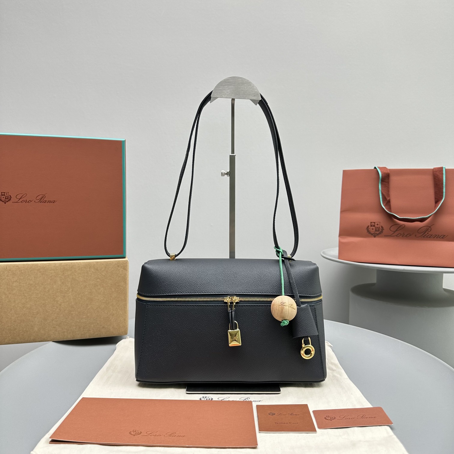 [세터] 로로피아나 L27 엑스트라 백 블랙 27*10*28