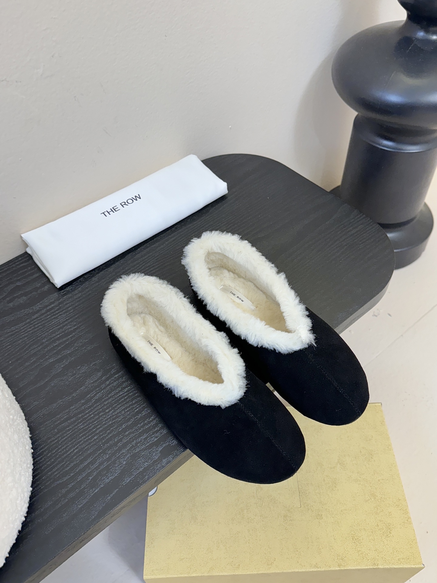 [제이드] 더로우 스웨이드 양모안감 슬리퍼 블랙