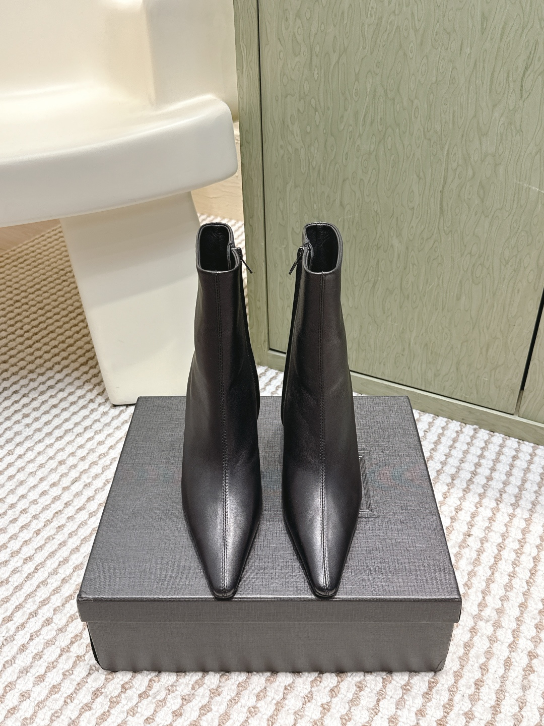 [제이드] 생로랑 하이힐 앵글부츠 블랙