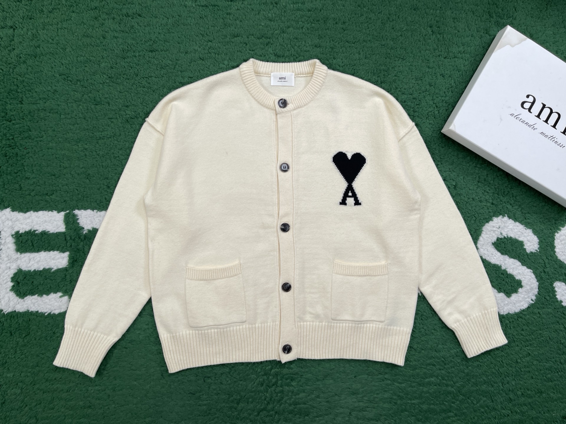 [레어샵] 아미 아미드 꾀흐 하트 울 가디건 아이보리